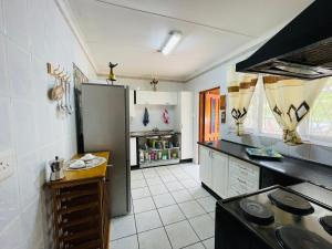 una cocina con estufa y encimera en Paradiso, en Port Shepstone 14 fotos más