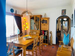 Un comedor con mesa y sillas de madera. en Paradiso, en Port Shepstone