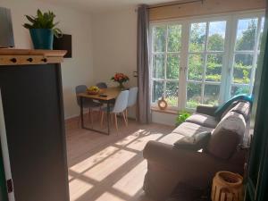 a living room with a couch and a table at Neue Ferienwohnung 'Caracterre' auch Monteur- und Langzeitvermietung in Waldfeucht