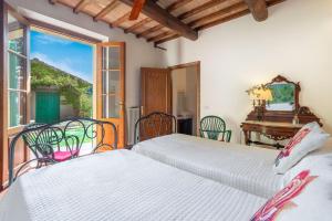 Ένα ή περισσότερα κρεβάτια σε δωμάτιο στο La Tesa Country House With Pool S. Gimignano