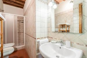 Ένα μπάνιο στο La Tesa Country House With Pool S. Gimignano +29 φωτογραφίες