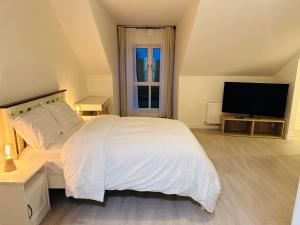 Postel nebo postele na pokoji v ubytování King Room with Ensuite in Dublin
