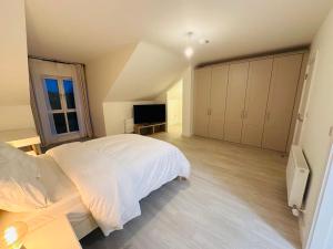 Postel nebo postele na pokoji v ubytování King Room with Ensuite in Dublin + 5 fotografií