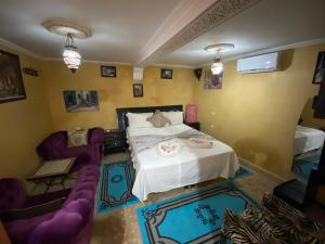 Postel nebo postele na pokoji v ubytování Riad Layla Rouge
