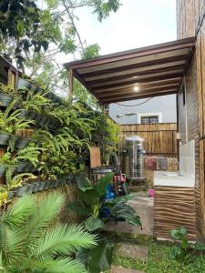 En hage utenfor A Nipa Hut House with Pool