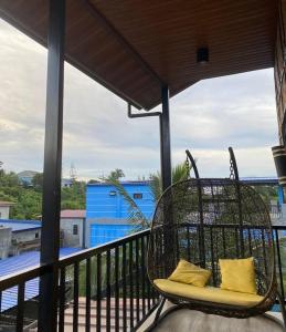 ระเบียงหรือลานระเบียงของ A Nipa Hut House with Pool