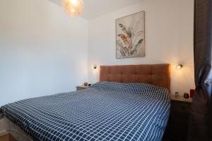 Giường trong phòng chung tại Apartment Bjelasnica Vucica Lodge +9 ảnh