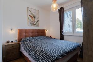 Giường trong phòng chung tại Apartment Bjelasnica Vucica Lodge