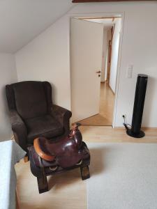 a living room with a leather chair and a recliner at Gemütliches, ruhiges Zimmer mit eigenem Bad in Werther