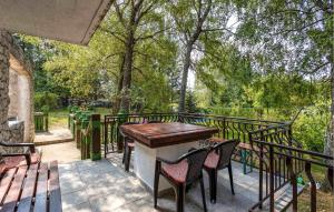 Ein Garten an der Unterkunft Nice Apartment In Ledenice With Wifi