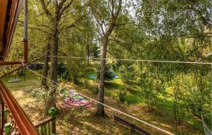 Ein Garten an der Unterkunft Nice Apartment In Ledenice With Wifi