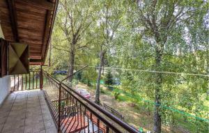 Ein Balkon oder eine Terrasse in der Unterkunft Nice Apartment In Ledenice With Wifi
