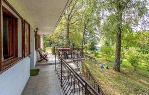 Ein Garten an der Unterkunft Nice Apartment In Ledenice With Wifi