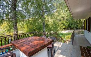 Ein Balkon oder eine Terrasse in der Unterkunft Nice Apartment In Ledenice With Wifi