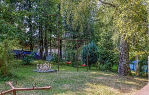 Ein Garten an der Unterkunft Nice Apartment In Ledenice With Wifi