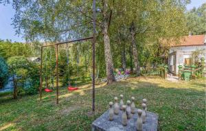 Ein Garten an der Unterkunft Nice Apartment In Ledenice With Wifi