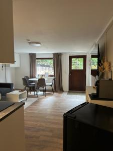 eine Küche und ein Wohnzimmer mit Tisch und Stühlen in der Unterkunft Auszeit am Tönsberg Oerlinghausen Teutoburger Wald in Oerlinghausen