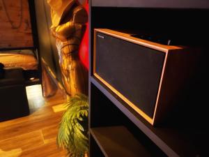 Μια τηλεόραση ή/και κέντρο ψυχαγωγίας στο Love Room Fantasme 50 Nuances