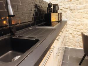 Η κουζίνα ή μικρή κουζίνα στο Love Room Fantasme 50 Nuances