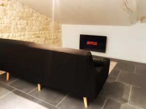 Μια τηλεόραση ή/και κέντρο ψυχαγωγίας στο Love Room Fantasme 50 Nuances +3 φωτογραφίες