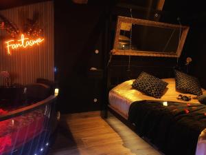 Ένα ή περισσότερα κρεβάτια σε δωμάτιο στο Love Room Fantasme 50 Nuances
