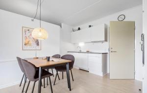 a kitchen and dining room with a table and chairs at Fanø Bad, Lejl 9 in Fanø