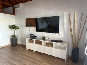 białe centrum rozrywki z telewizorem na ścianie w obiekcie Villa La Era w mieście Fuencaliente de la Palma