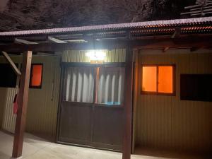白石市Takeyashiki たけやしき的建筑物内有两扇带灯的门 更多15张照片