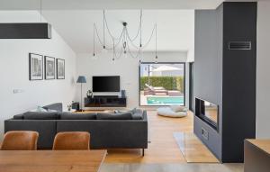 Una sala de estar con un sofá y un televisor. en Villa Laurentii, en Poreč