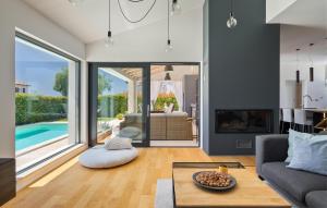 Una sala de estar con un sofá y una chimenea. en Villa Laurentii, en Poreč