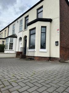 マンチェスターにあるBudget Room with Private Bathroomの白い建物