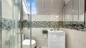 a bathroom with a toilet and a sink at 4 Bedroom Excellent Home Large Spacious New Built Detached House Driveway Free Parking in Stockport +28 photos