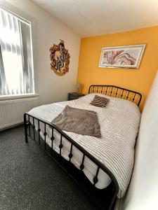 Ένα ή περισσότερα κρεβάτια σε δωμάτιο στο Wizards Corner Spacious 3 bed near Watford Junction