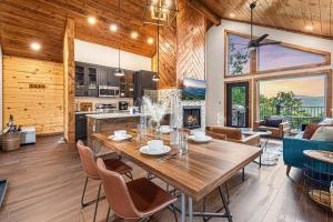 een eetkamer en een keuken met een tafel en een open haard bij Honeymoon Romantic Chalet w Epic Views, 2026 Bookings NOW OPEN in Gatlinburg