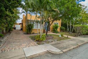 a house with palm trees in front of a driveway at Relax in Hacienda de Paradise in SoSo West Palm Beach in Cloud Lake