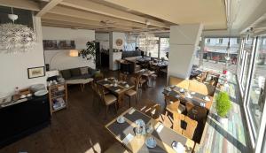 an overhead view of a restaurant with tables and chairs at Hotel Schwarzer Bär in Hannover