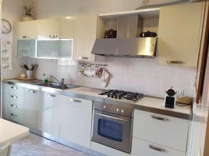 Dapur atau dapur kecil di Casa Mike - Trilocale con box auto