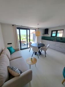 una sala de estar con un sofá y una mesa en Muziekskuur, en Hollum