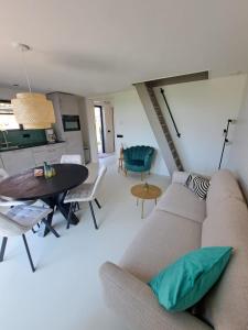 una sala de estar con un sofá y una mesa en Muziekskuur, en Hollum