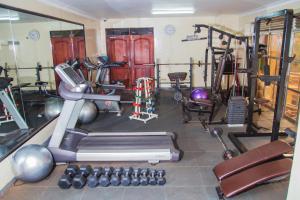 Fitness centrum a/nebo fitness zařízení v ubytování Kenendia Hotel
