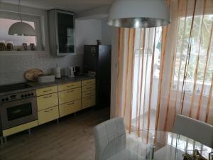 Una cocina con mesa y sillas y una ventana. en Apartman iza Boske, en Banja Luka 13 fotos más