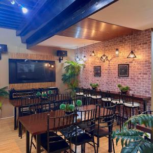 une salle à manger avec tables et chaises et une télévision dans l'établissement Palazzo de Amor Private Resort, à Pansol 21 autres photos