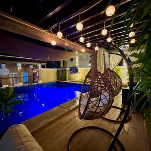 une chambre avec une piscine avec une balançoire dans l'établissement Palazzo de Amor Private Resort, à Pansol