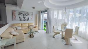 Posezení v ubytování Sunset Suite - private pool and jacuzzi with oceanview