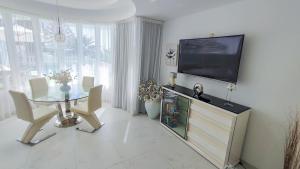TV a/nebo společenská místnost v ubytování Sunset Suite - private pool and jacuzzi with oceanview