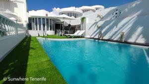 Bazén v ubytování Sunset Suite - private pool and jacuzzi with oceanview nebo v jeho okolí