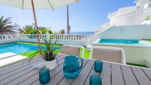 Bazén v ubytování Sunset Suite - private pool and jacuzzi with oceanview nebo v jeho okolí