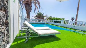 Bazén v ubytování Sunset Suite - private pool and jacuzzi with oceanview nebo v jeho okolí