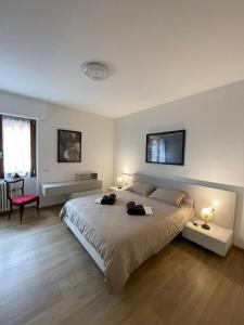 - une grande chambre avec un grand lit et deux lampes dans l'établissement Rustic Apartment -200mt from BerninaExpress, à Tirano