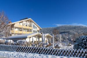 Nespecifikovaný výhled na hory nebo výhled na hory při pohledu z hotelu